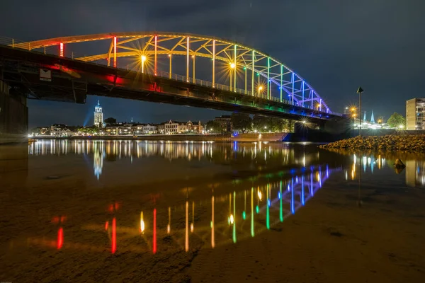 Μια Φωτισμένη Γέφυρα Πάνω Από Ποτάμι Νύχτα — Φωτογραφία Αρχείου