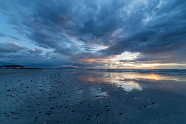 Een Schilderachtig Uitzicht Zandkust Een Prachtig Wolkenlandschap Bij Zonsondergang — Stockfoto