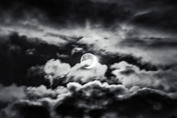 Een Bewolkte Hemel Nachts Met Volle Maan — Stockfoto