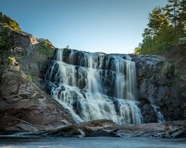 Ein Faszinierender Wasserfall Über Den Felsformationen Wald Vor Einem Klaren — Stockfoto