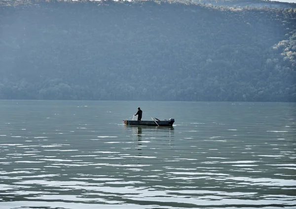 Ein Fischer Auf Einem Fischerboot Auf Einem See Der Von — Stockfoto