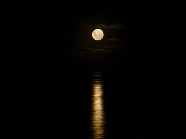 Uma Vista Panorâmica Lua Cheia Refletindo Sobre Água — Fotografia de Stock