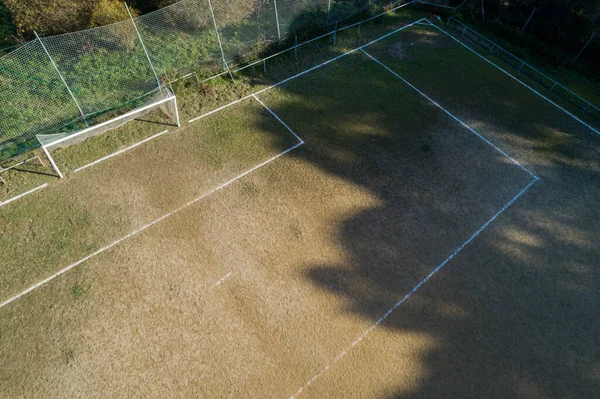 アマチュアサッカー場の空中とゴールキーピングエリアのドローンビュー スポーツアマチュア — ストック写真