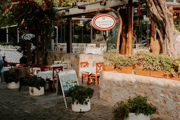 Kas Turkey Nov 2021 터키의 거리에 아늑하고 레스토랑 나무로 — 스톡 사진