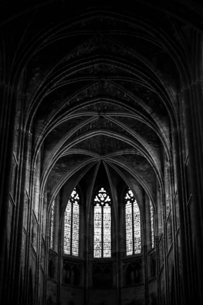 Вертикальный Снимок Оттенках Серого Интерьера Кафедрального Собора Бордо Франции — стоковое фото