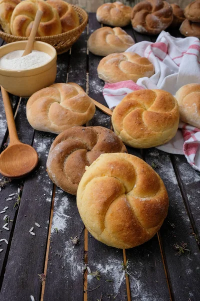 Świeżo Upieczone Kajzerki Przyborami Kuchennymi Składnikami Drewnianym Stole — Zdjęcie stockowe