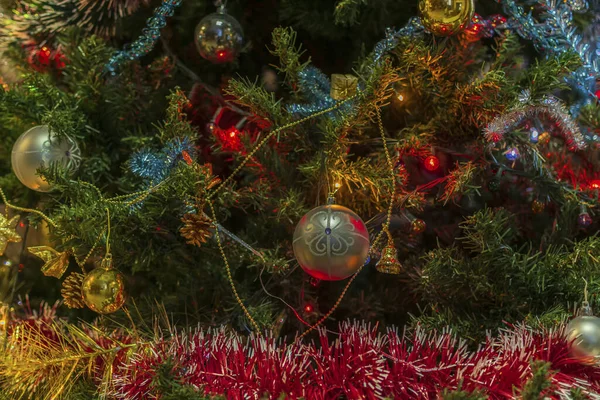 Hermosas Decoraciones Del Árbol Navidad Bolas Oropel Una Guirnalda Luminosa —  Fotos de Stock