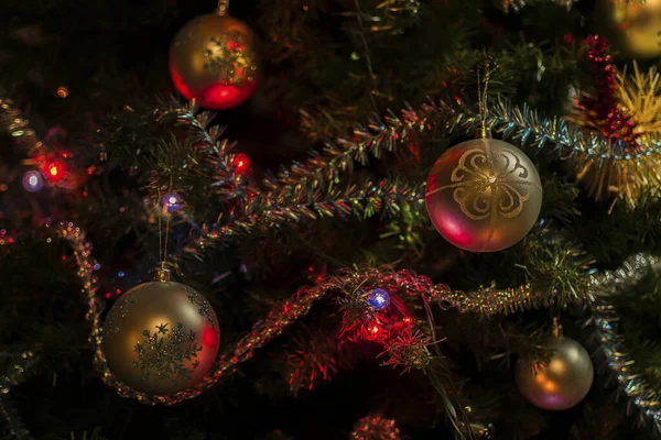 美しいクリスマスツリーの装飾 ボール ティンセル 濃い緑色の背景の明るいガーランド お祭り気分 — ストック写真