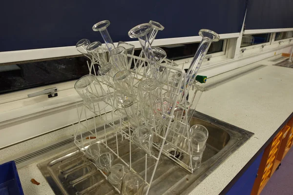 化学実験及び生物実験用の棚及び装置を有する科学研究所 — ストック写真