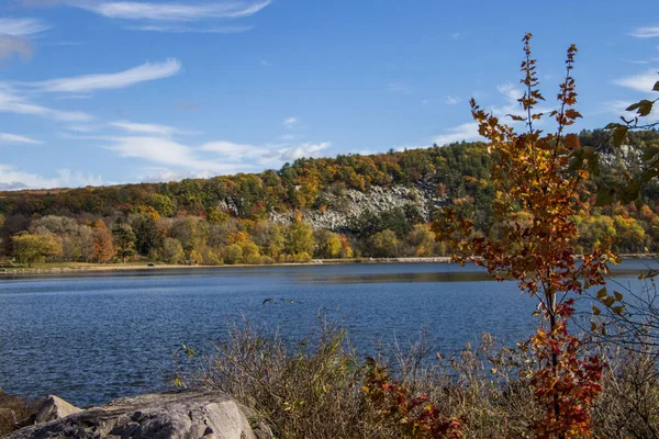 ウィスコンシン州の鬱蒼としたカラフルな木々の背景に悪魔の湖の美しい景色 — ストック写真