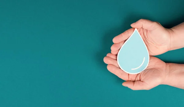 Mãos Segurando Uma Gota Água Papel Cortado Questão Ambiental Espaço — Fotografia de Stock