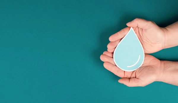 Manos Sosteniendo Una Gota Agua Papel Recortado Cuestión Ambiental Espacio —  Fotos de Stock