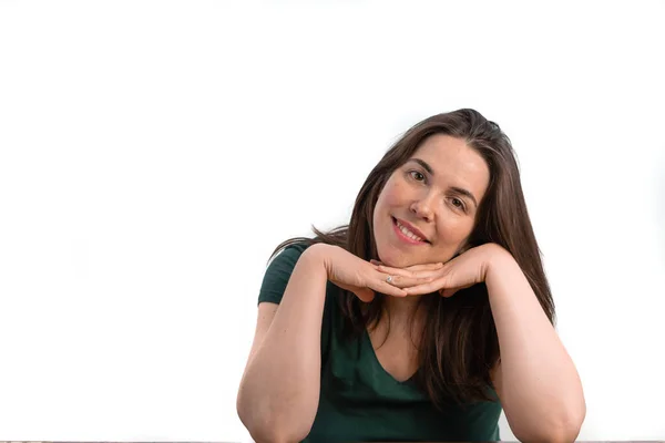 Ragazza Con Lunghi Capelli Castani Occhi Marroni Con Mani Sul — Foto Stock