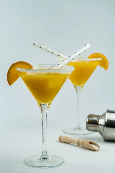 Cóctel Naranja Natural Recién Exprimido Vaso Con Una Coctelera Parte —  Fotos de Stock