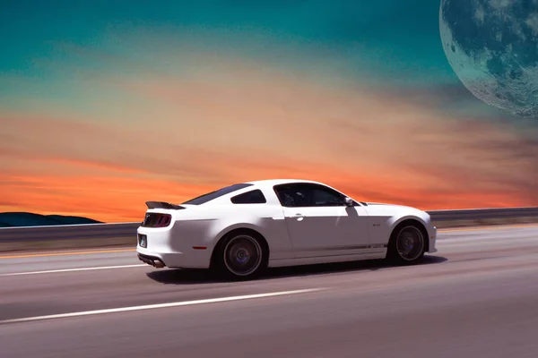 米国のEpping 2020年7月18日 米国のEpping Nhで日没と空の惑星を持つ道路上の派手な車の3Dレンダリング — ストック写真