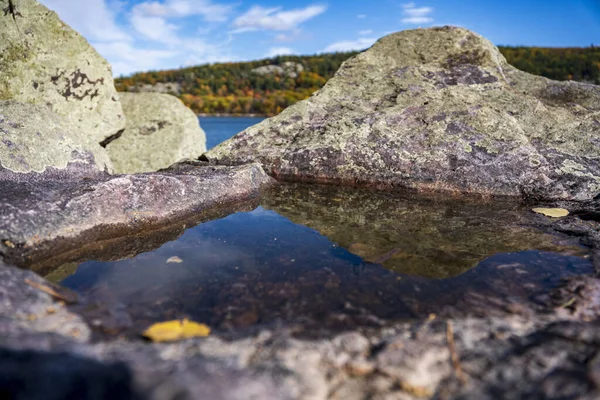 威斯康星州五彩缤纷的树木背景下的魔鬼湖的岩石海岸 — 图库照片