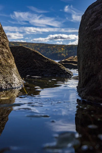 Sebuah Gambar Vertikal Dari Devil Lake Dengan Batu Batu Besar — Stok Foto