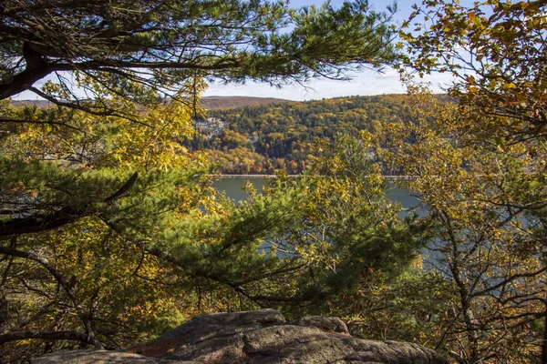 Beautiful View Devil Lake Surrounded Dense Trees Hills State Park — Stockfoto