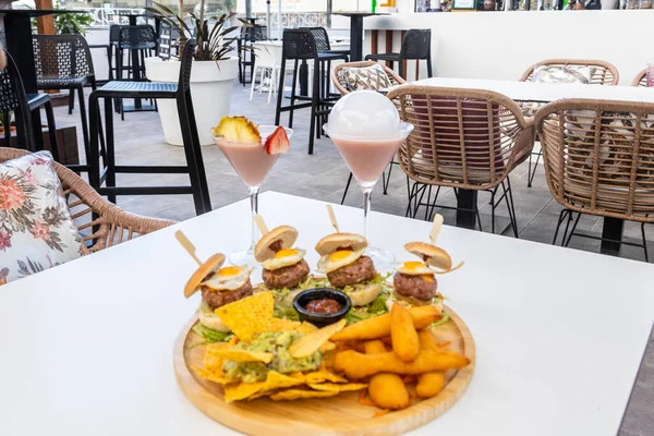 Plato Madera Con Sabrosa Comida Dos Cócteles Sobre Una Mesa — Foto de Stock