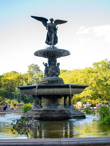 Eine Vertikale Aufnahme Des Bethesda Brunnens Central Park Sonnenlicht New — Stockfoto