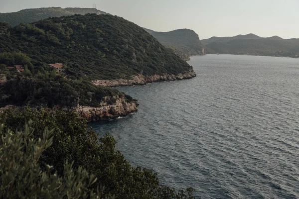 Costa Mediterrânica Com Rochas Cobertas Floresta Água Azul Mar Sob — Fotografia de Stock
