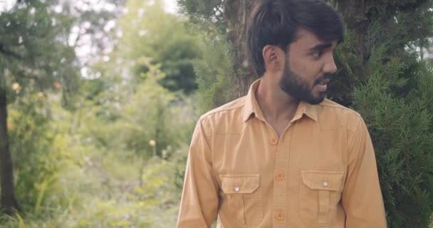 Індійський Чоловік Біля Дерева Парку — стокове відео