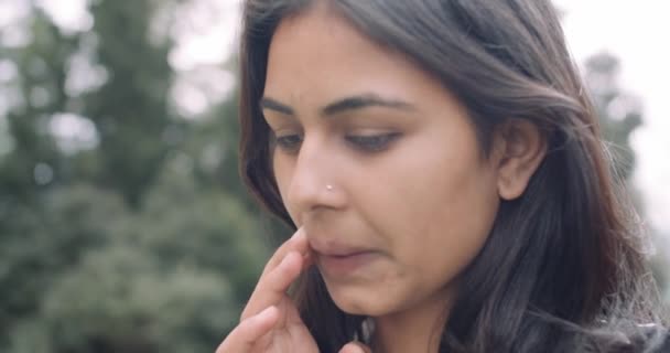 Femme Indienne Dans Parc — Video