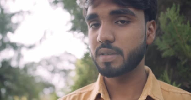 Indiska Mannen Tittar Kameran Parken — Stockvideo