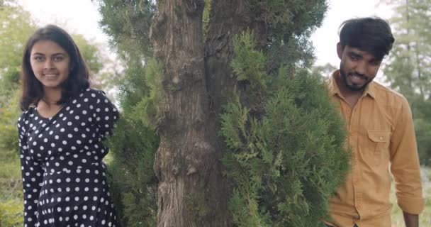在公园里躲在树后的一对印第安夫妇 — 图库视频影像