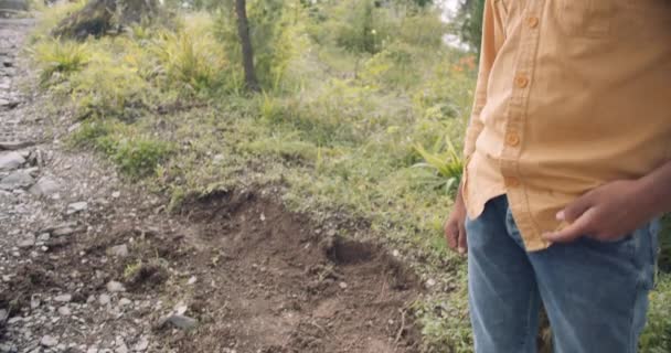 Indian Man Finds Phone Ground Park — стоковое видео