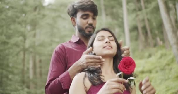 Casal Indiano Namoro Parque Mulher Segurando Rosa Vermelha — Vídeo de Stock
