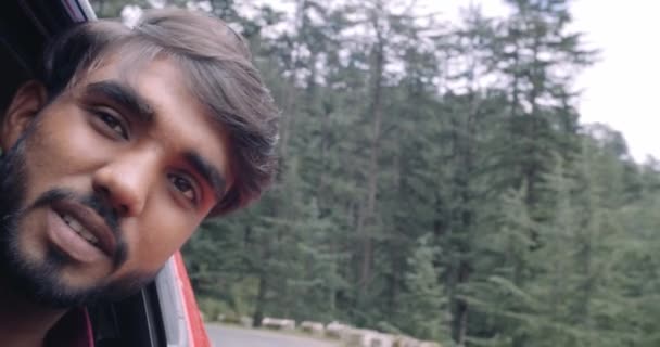 Індіанець Дивиться Вікно Машини — стокове відео