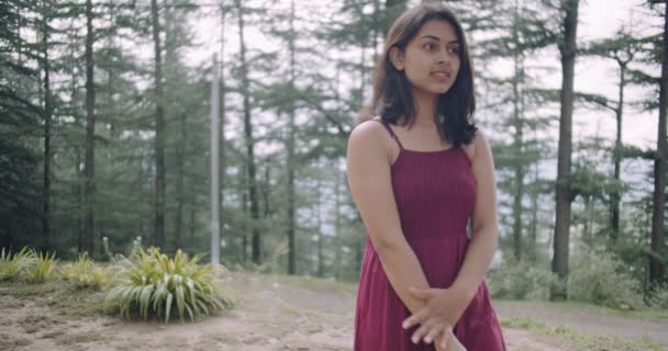 Ινδική Γυναίκα Στο Πάρκο — Αρχείο Βίντεο