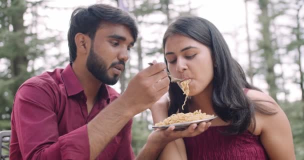Couple Indien Dans Parc Manger Spaghetty — Video