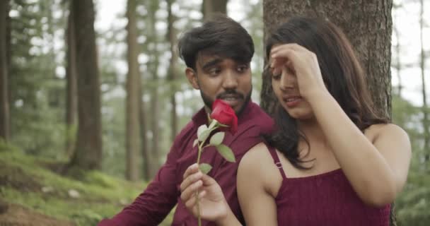 Indian Couple Dating Park Woman Holding Red Rose — ストック動画