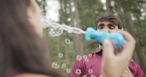 Parktaki Hintli Çift Baloncuklarla Oynuyor — Stok video