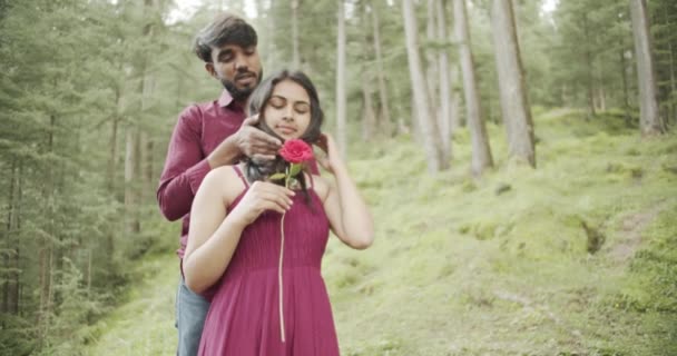 Ινδικό Ζευγάρι Στο Πάρκο Αγκαλιάζει Γυναίκα Κρατώντας Κόκκινο Τριαντάφυλλο — Αρχείο Βίντεο