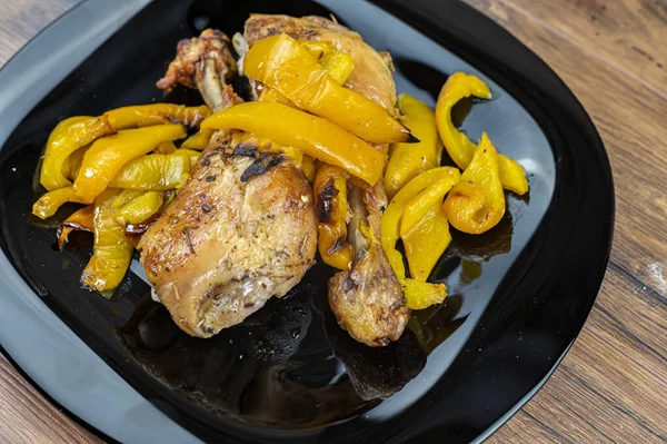 식탁에 노란색 고추를 맛있는 닭고기 — 스톡 사진