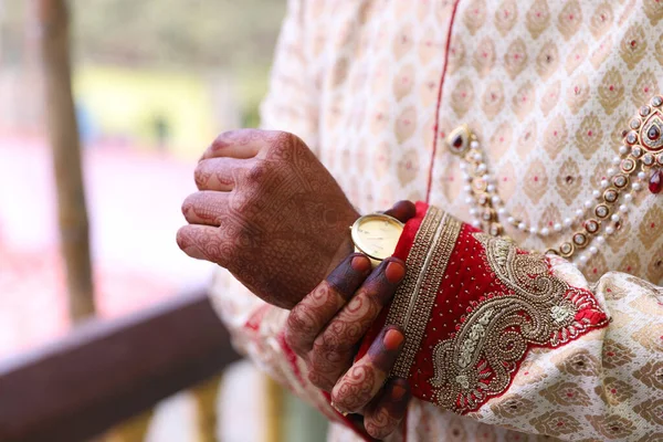 Indian Groo Wearing Watch Traditional Sherwani Mehandi Hand — Stockfoto