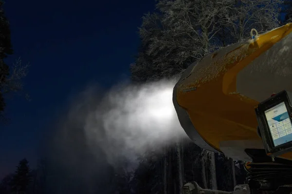Нічна Світлина Снігових Гармат Або Штучної Машини Снігоочищення Холодний Зимовий — стокове фото