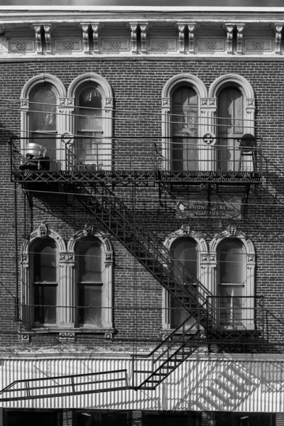 Vertical Grayscale Shot Building Facade Fire Escape — 图库照片