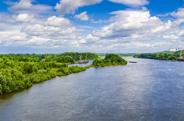 Sommarlandskap Med Älv Grön Kulle Och Varm Blå Molnig Himmel — Stockfoto