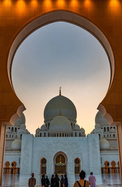 Abu Dhabi Emiratos Árabes Unidos Sep 2021 Visitantes Gran Mezquita — Foto de Stock