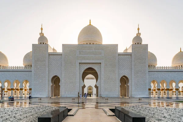 Abu Dhabi United Arab Emirates Setembro 2021 Visitantes Grande Mesquita — Fotografia de Stock