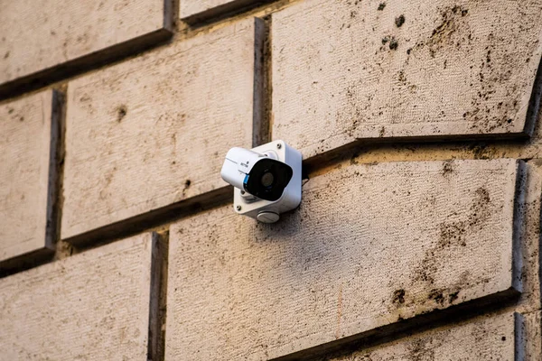 建物の外に配置された活動のビデオ監視カメラ — ストック写真