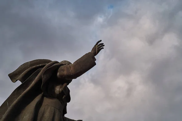 Ângulo Baixo Uma Estátua Referindo Com Mão Contra Céu Nebuloso — Fotografia de Stock