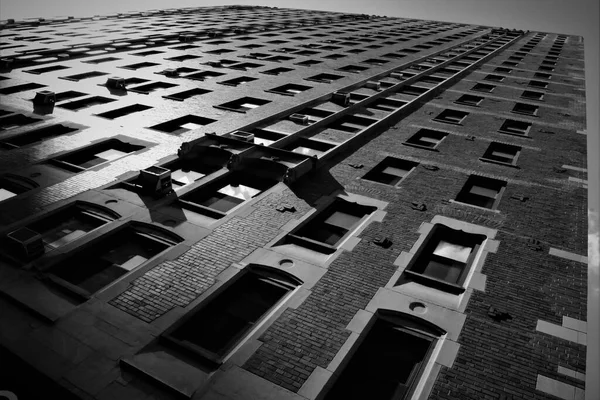Сірий Низькокутний Знімок Фасаду Будівлі — стокове фото