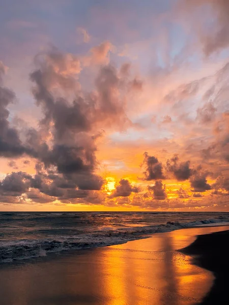 Dramática Puesta Sol Con Coloridas Nubes Color Rosa Naranja Playa — Foto de Stock