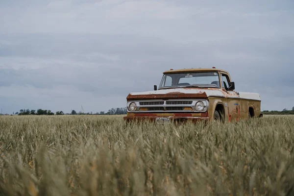 Rusty Vintage Car Truck Parked Meadow Cloudy Sky Countryside — Stock Photo, Image