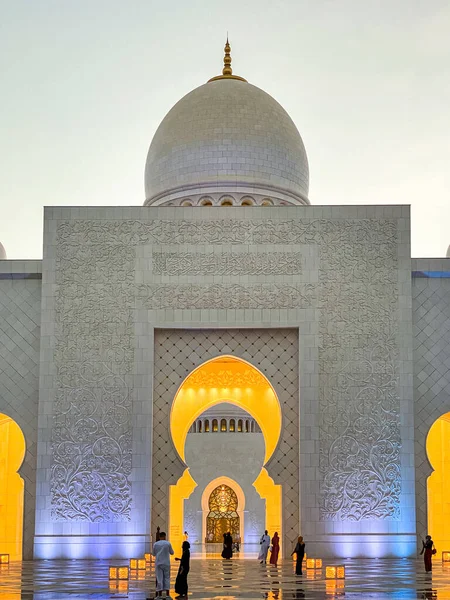 Abu Dhabi United Arab Emirates Setembro 2021 Visitantes Grande Mesquita — Fotografia de Stock